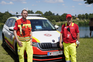 Sanitäter vor Auto