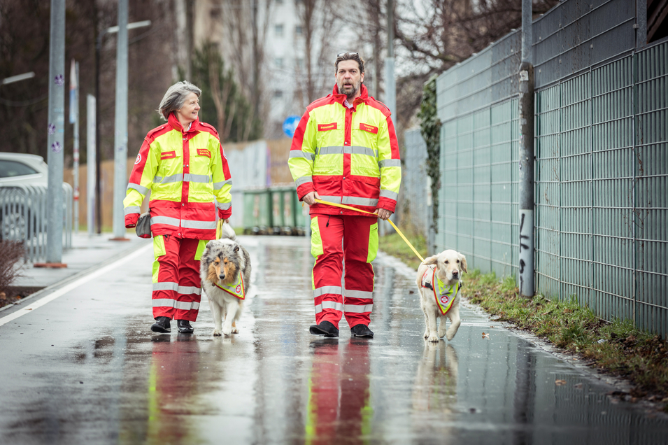  Besuchs- und Therapiebegleithundestaffel Favoriten zwei Trainerinnen beim Spaziergang mit zwei Hunden