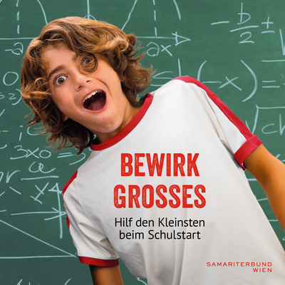 Junge mit lockigen Haaren, manche fallen ins Gesicht kommt von rechts quer ins Bild, weißes Shirt mit rotem Kragen und Ärmeln, im Hintergrund Tafel mit Kreidzeichnungen, Slogan: Bewirk großes; Spendenaufruf Schulstart