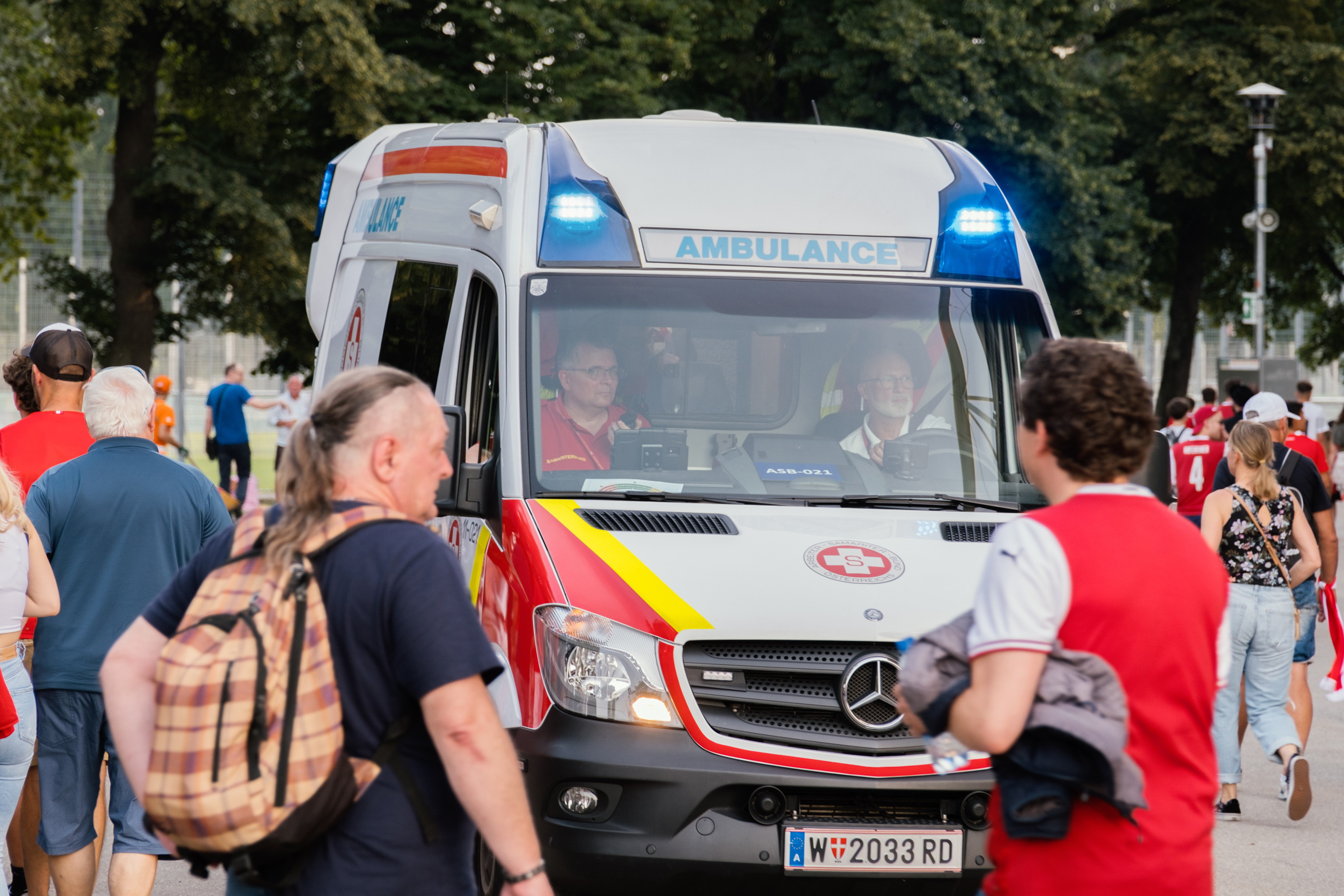Rettungswagen zwischen Menschenmenge bei Veranstaltung