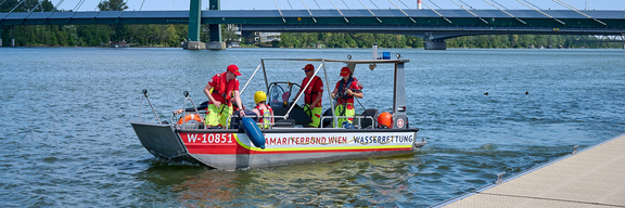 Rettungsboot mit Wasserrettungsmannschaft auf Wiener Donau