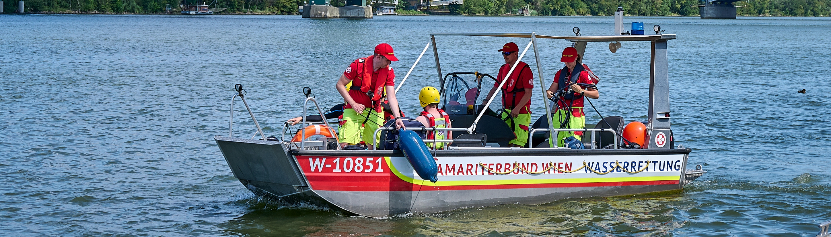 Wasserrettung-Einsatzboot mit Mannschaft auf Donau in Wien