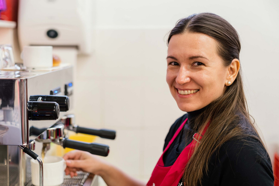 Samariter Suppentopf - ehrenamtliche Mitarbeiterin bereitet Kaffee zu