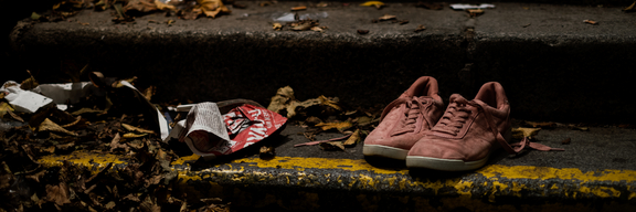 Rosa Sneakers stehen auf verschmutzen öffentlichen Stiegen