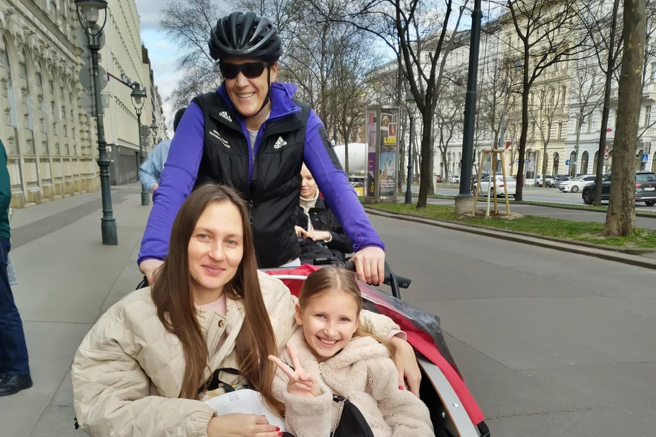 zwei Schwestern werden mit Rikscha durch Wiener Innenstadt chauffiert