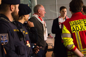 Personen in Uniform sprechen mit Minister Kraner