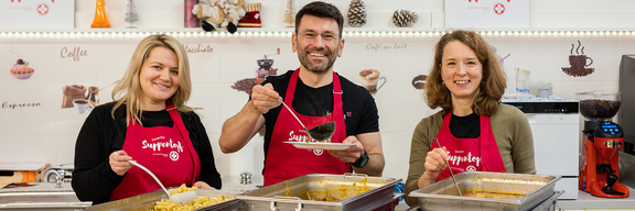 Freiwillige Mitarbeiterinnen beim Samariter Suppentopf geben Essen aus