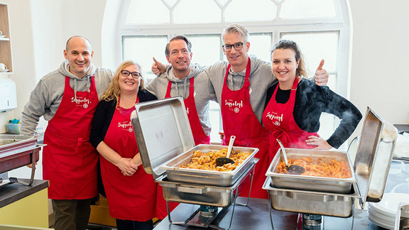 Gruppenbild von ehrenamtlichen Helfer:innen beim Samariter-Suppentopf