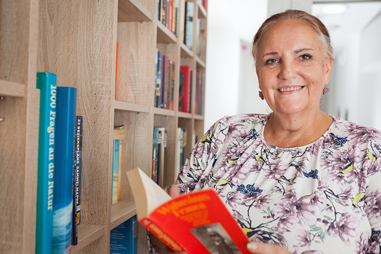 Senioren-WG Kapaunplatz Bewohnerin liest Buch