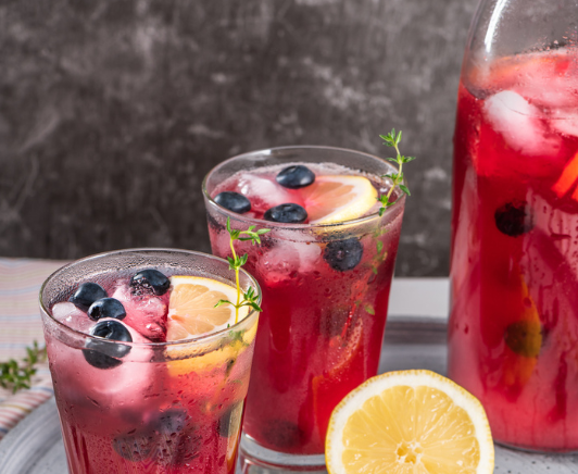 Rote Kinderbowle mit Beeren in einem Glas