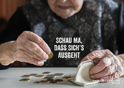 Detailaufnahme ältere Dame zählt Geld, sieht nur bis zum Kinn und Oberkörper, hält in einer Hand Münzen, in der anderen Hand alte Geldbörse, am Tisch vor ihr liegen weitere Münzen; Slogan: Schau ma, dass sich's ausgeht