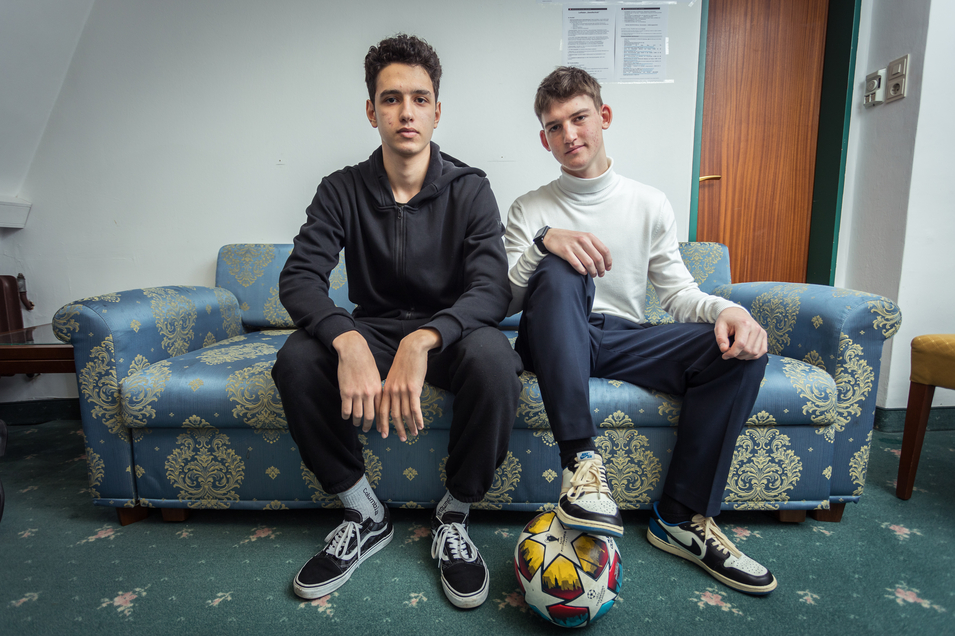 Einrichtung Hotel de France – zwei Jugendliche sitzen auf Soda mit Fußball