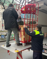 Zwei Männer beladen einen LKW mit Weihnachtsgeschenken.