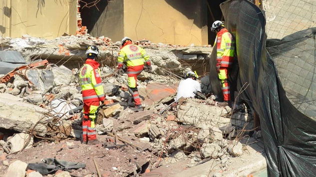 SA-RRT-Mitglieder nach einem Erdbeben auf einem Trümmerkegel